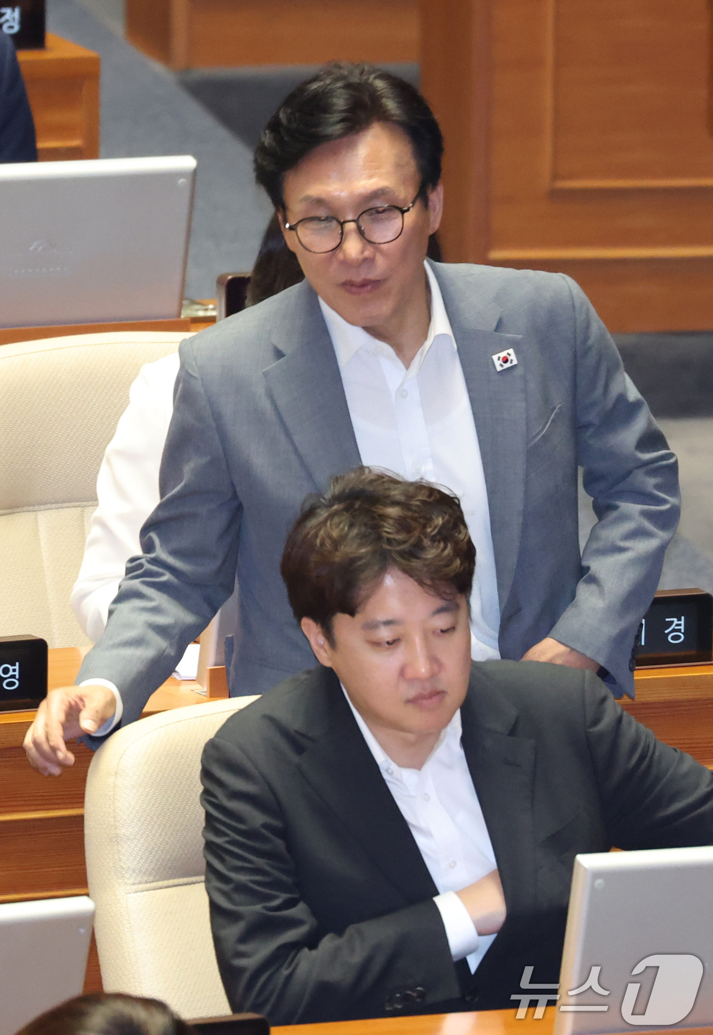 (서울=뉴스1) 신웅수 기자 = 김민석 더불어민주당 대표가 20일 서울 여의도 국회에서 열린 제438회국회(임시회) 제1차 본회의에서 이준석 개혁신당 대표를 지나치고 있다. 202 …