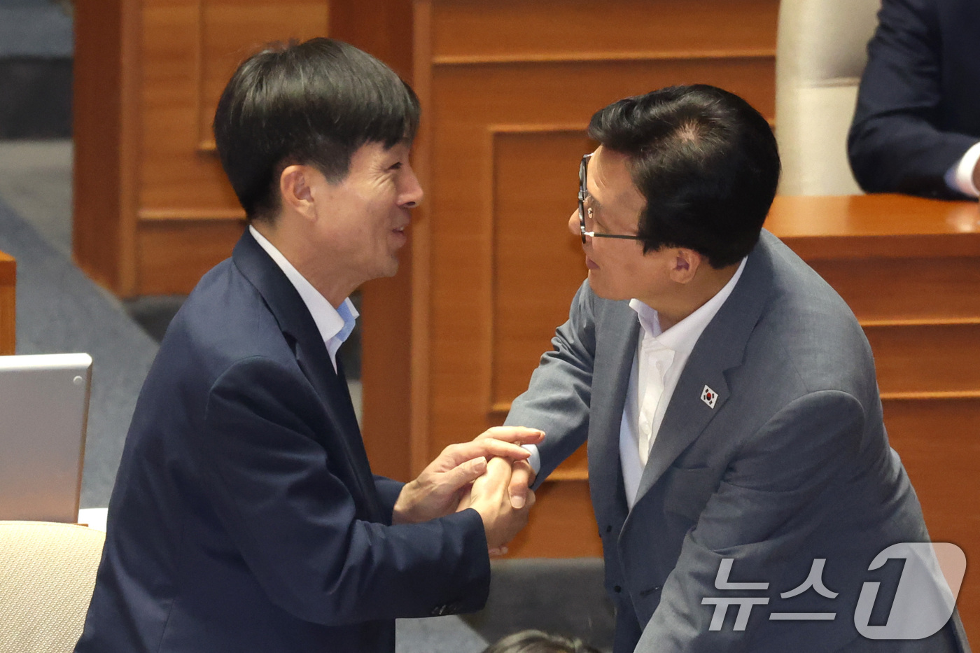 (서울=뉴스1) 신웅수 기자 = 김민석 더불어민주당 대표가 20일 서울 여의도 국회에서 열린 제438회국회(임시회) 제1차 본회의에서 한창민 사회민주당 대표와 인사하고 있다. 20 …