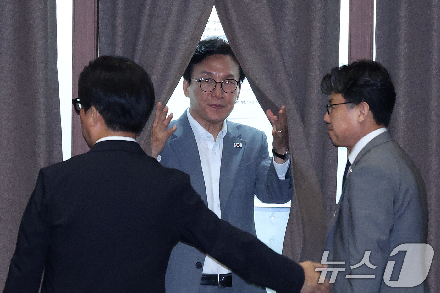 (서울=뉴스1) 신웅수 기자 = 김민석 더불어민주당 대표가 20일 서울 여의도 국회에서 열린 제438회국회(임시회) 제1차 본회의에서 특별감찰관 후보자(최용훈, 최길수, 강지식) …