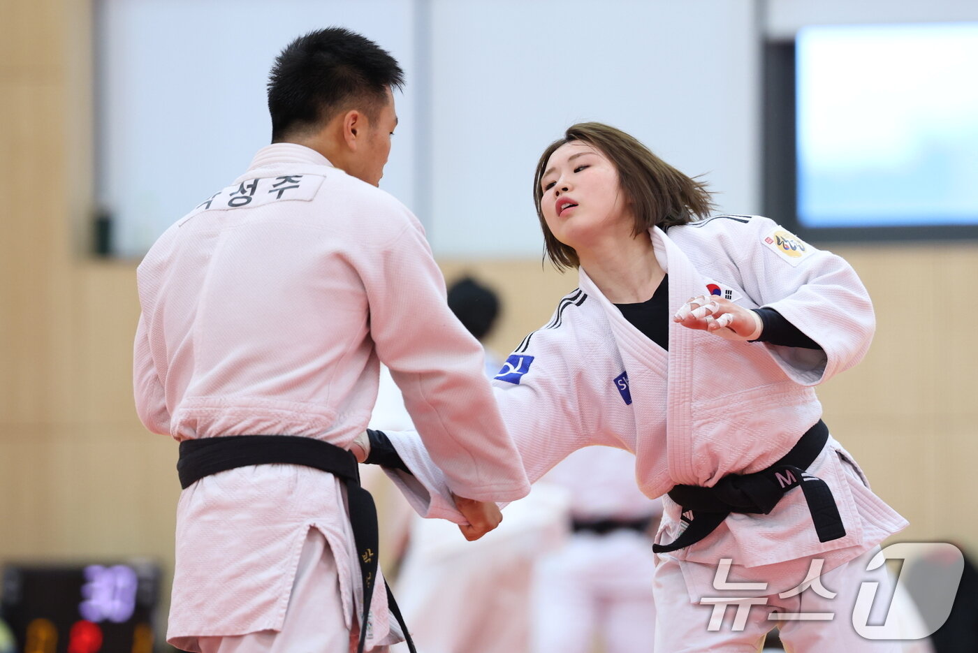 본문 이미지 - 유도 국가대표 선수들이 20일 충북 진천선수촌에서 열린 2026 아이치·나고야 하계아시아경기대회 D-30 미디어데이에서 공개훈련을 하고 있다. 2026.8.20 ⓒ 뉴스1 안은나 기자