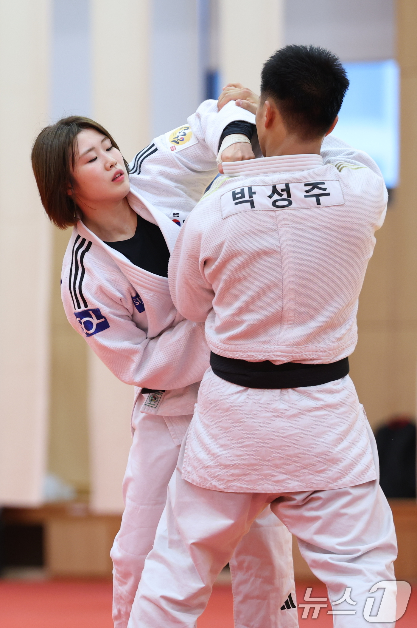 (진천=뉴스1) 안은나 기자 = 유도 국가대표 허미미가 20일 충북 진천선수촌에서 열린 2026 아이치·나고야 하계아시아경기대회 D-30 미디어데이에서 공개훈련을 하고 있다.  2 …
