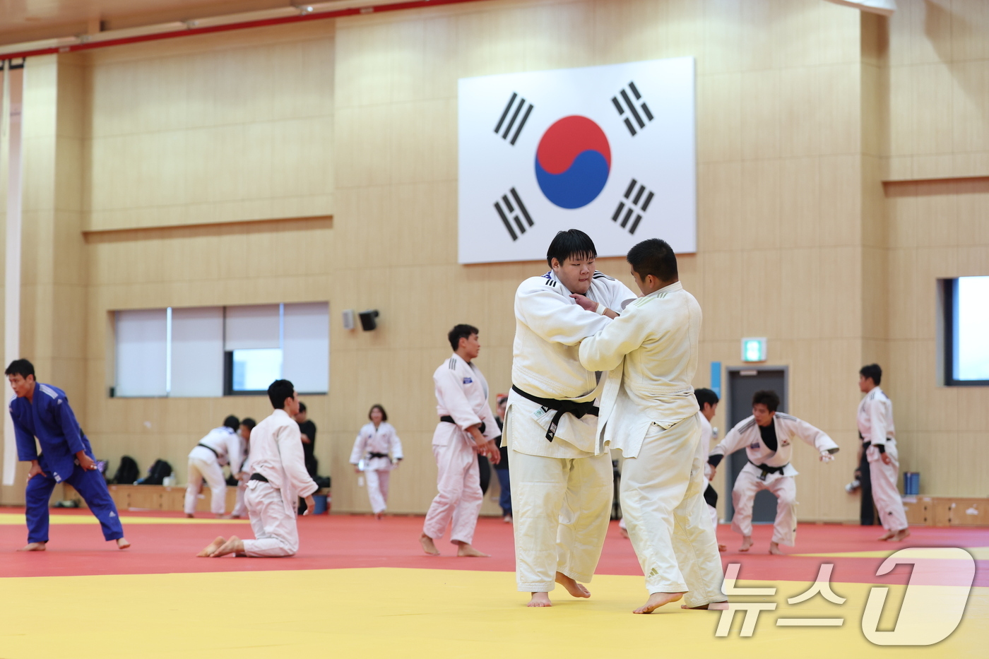 (진천=뉴스1) 안은나 기자 = 유도 국가대표 선수들이 20일 충북 진천선수촌에서 열린 2026 아이치·나고야 하계아시아경기대회 D-30 미디어데이에서 공개훈련을 하고 있다. 20 …