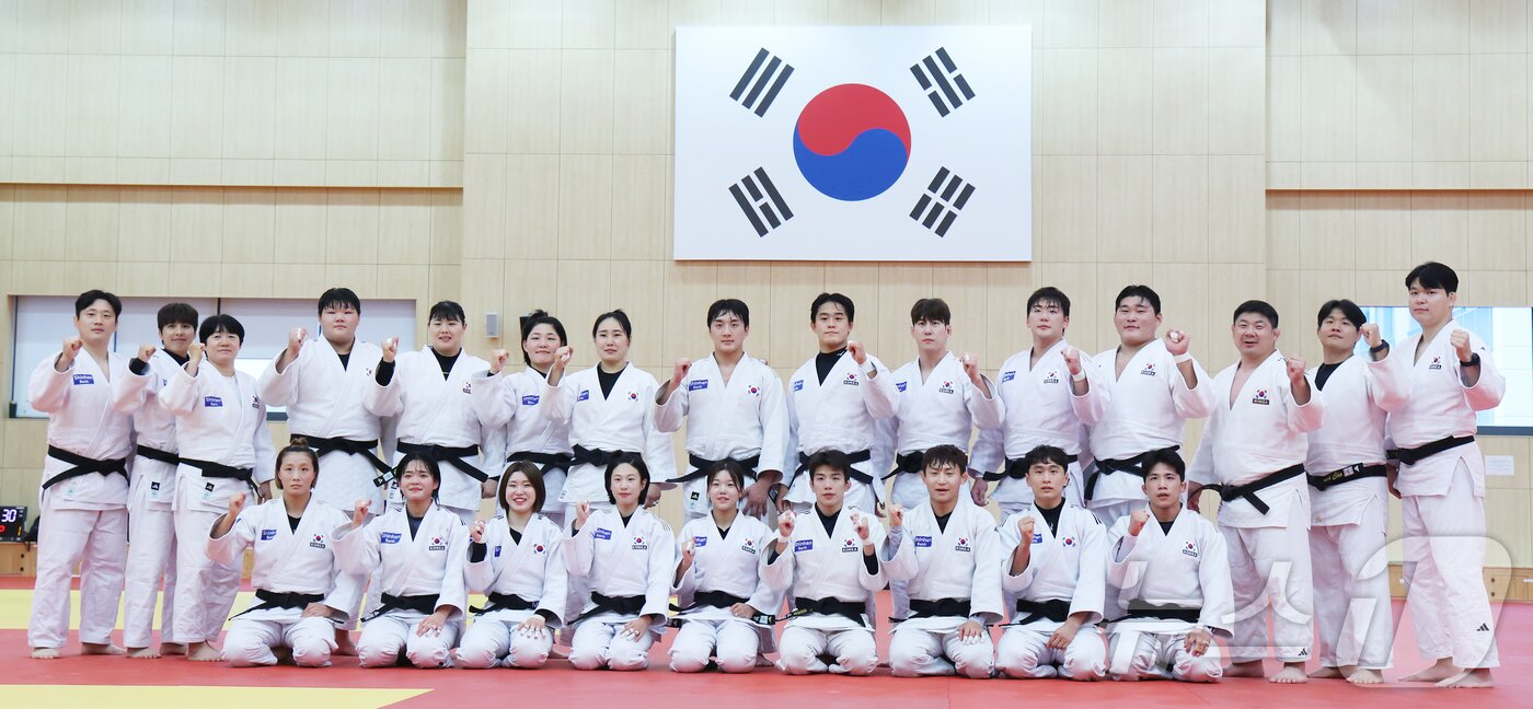 본문 이미지 - 유도 국가대표 선수들이 20일 충북 진천선수촌에서 열린 2026 아이치·나고야 하계아시아경기대회 D-30 미디어데이에서 기념촬영을 하고 있다. 2026.8.20 ⓒ 뉴스1 안은나 기자