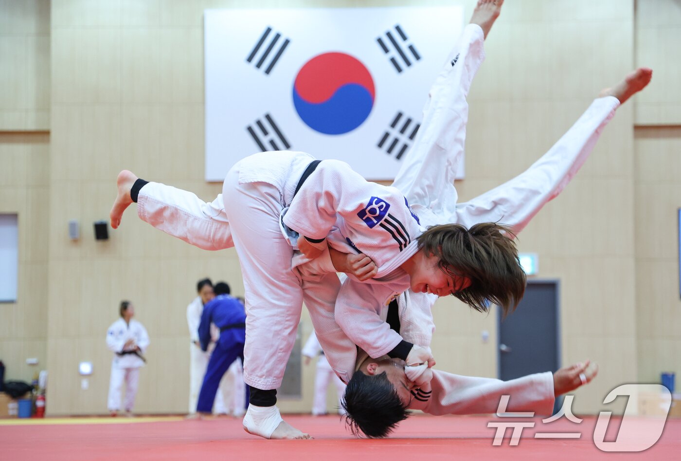 본문 이미지 - 유도 국가대표 허미미가 20일 충북 진천선수촌에서 열린 2026 아이치·나고야 하계아시아경기대회 D-30 미디어데이에서 공개훈련을 하고 있다. 2026.8.20 ⓒ 뉴스1 안은나 기자