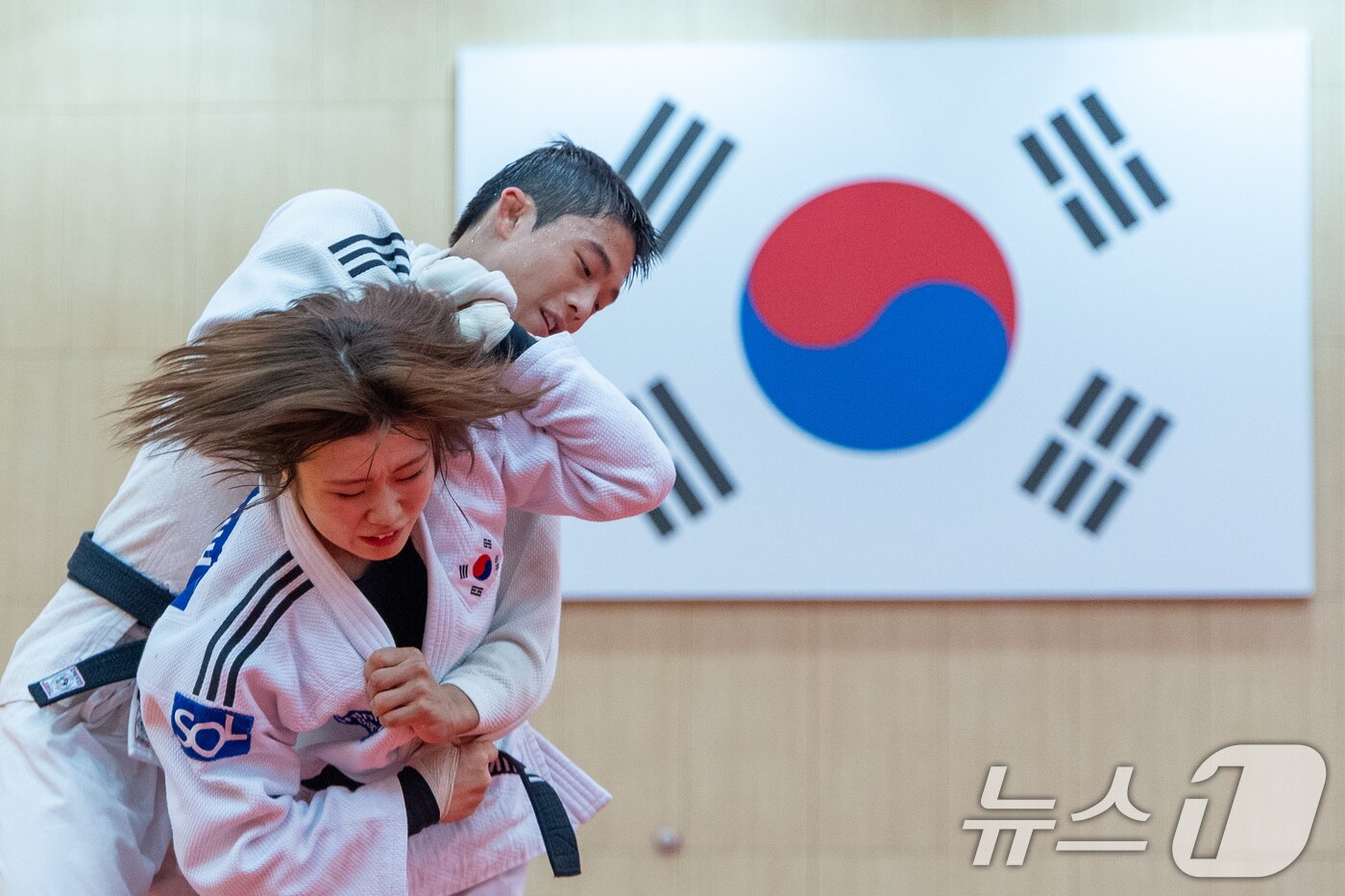 본문 이미지 - 유도 국가대표 허미미가 20일 충북 진천선수촌에서 열린 2026 아이치·나고야하계아시아경기대회 D-30 미디어데이에서 공개훈련을 하고 있다. 2026.8.20 ⓒ 뉴스1 안은나 기자