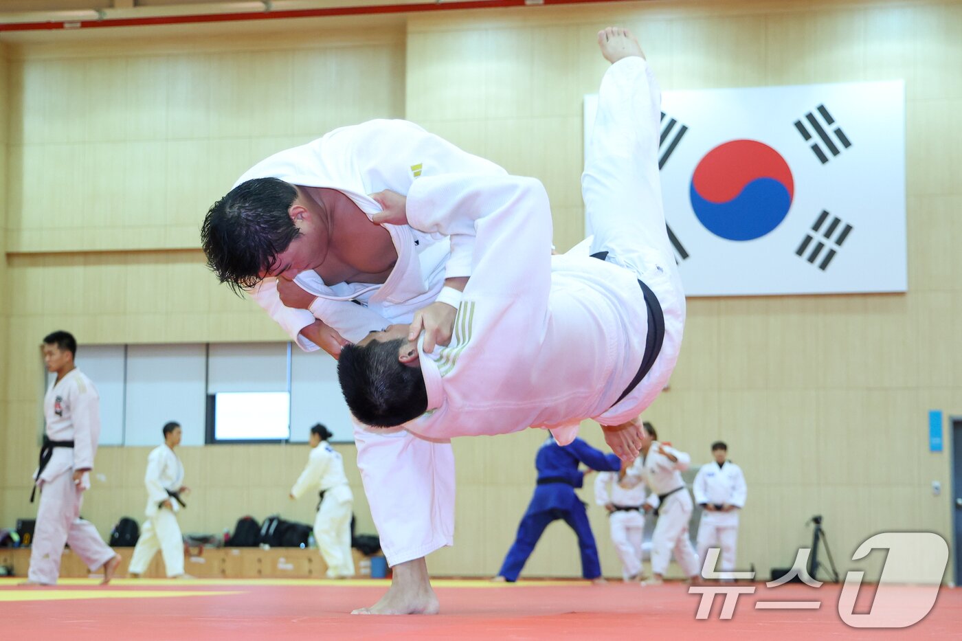 본문 이미지 - 유도 국가대표 김민종이 20일 충북 진천선수촌에서 열린 2026 아이치·나고야하계아시아경기대회 D-30 미디어데이에서 공개훈련을 하고 있다. 2026.8.20 ⓒ 뉴스1 안은나 기자