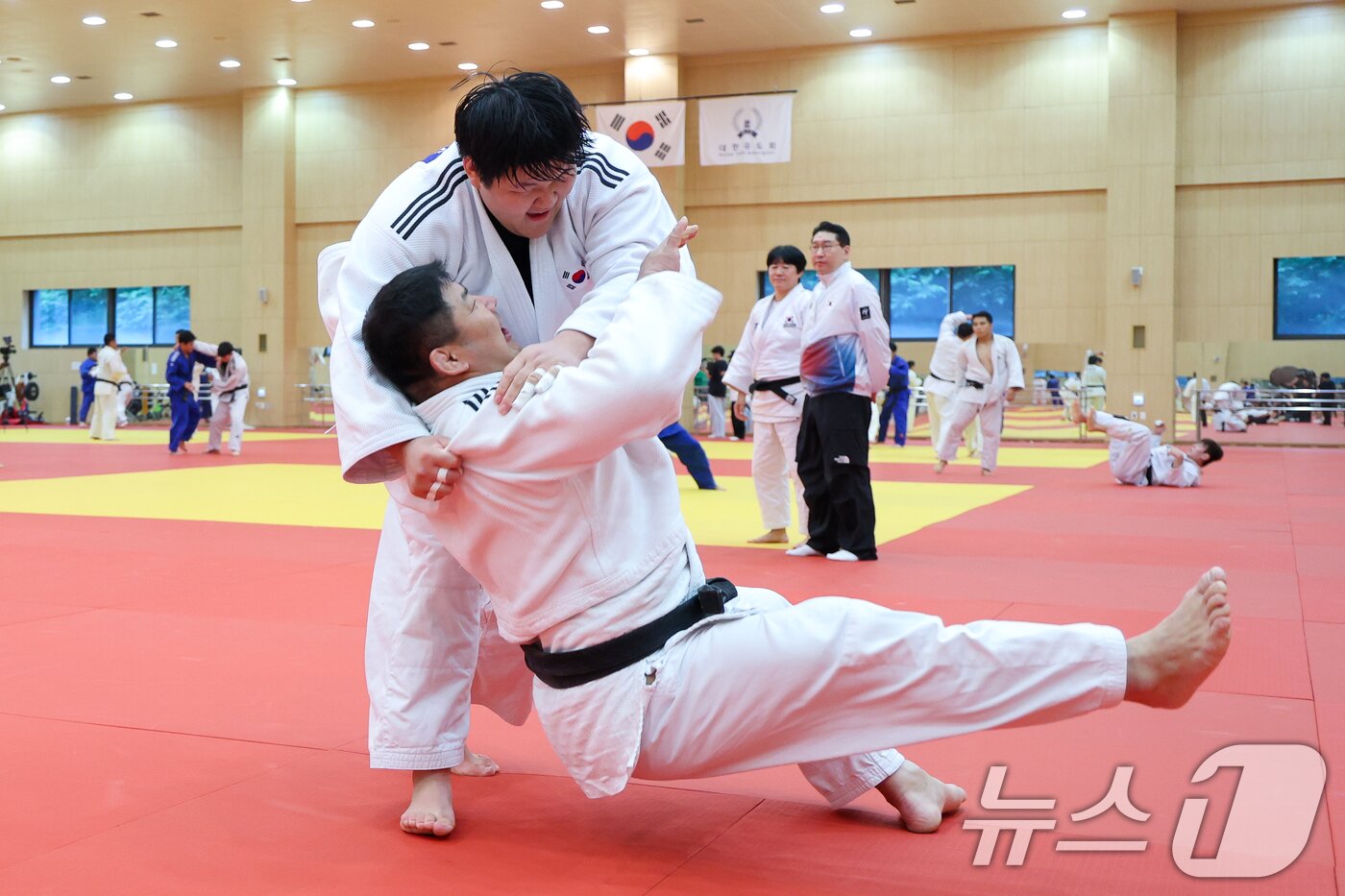 본문 이미지 - 유도 국가대표 이현지가 20일 충북 진천선수촌에서 열린 2026 아이치·나고야 하계아시아경기대회 D-30 미디어데이에서 공개훈련을 하고 있다. 2026.8.20 ⓒ 뉴스1 안은나 기자