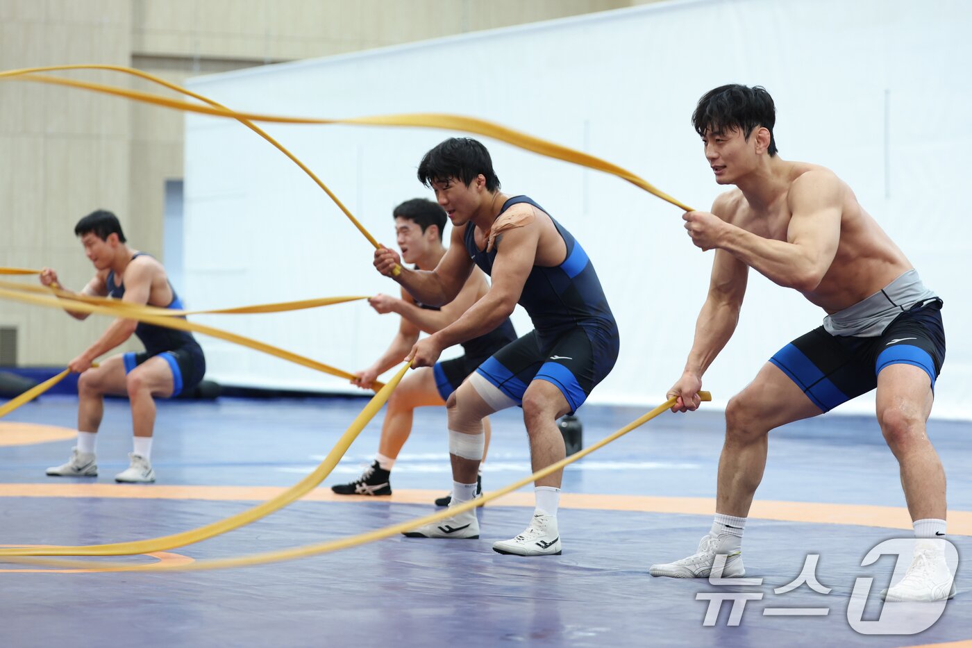 본문 이미지 - 레슬링 국가대표 선수들이 20일 충북 진천선수촌에서 열린 2026 아이치·나고야하계아시아경기대회 D-30 미디어데이에서 공개훈련을 하고 있다. 2026.8.20 ⓒ 뉴스1 안은나 기자