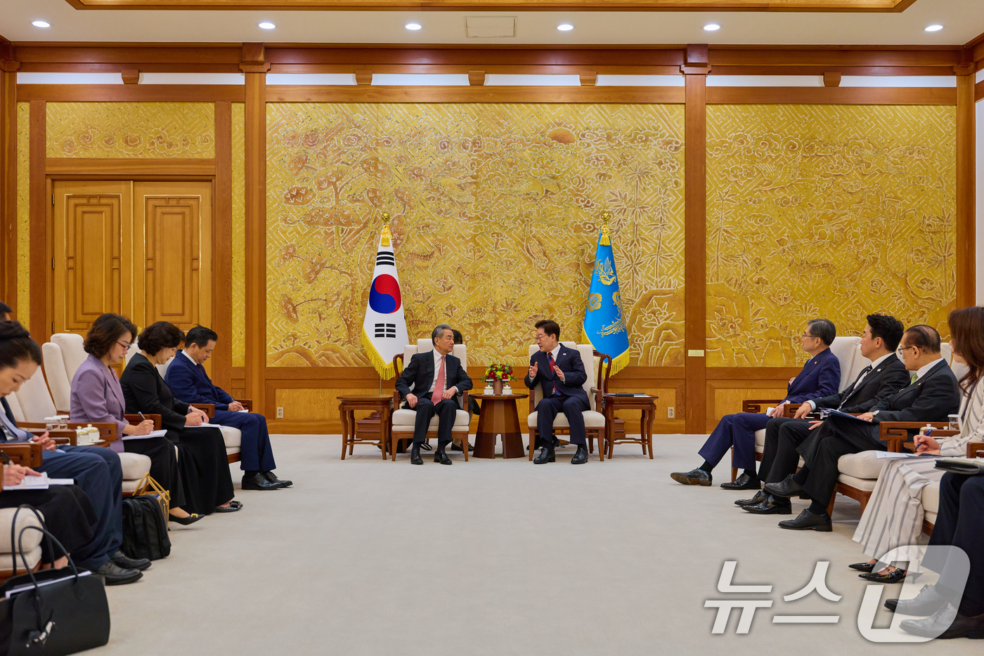 (서울=뉴스1) 허경 기자 = 이재명 대통령이 20일 청와대에서 왕이 중국 공산당 중앙정치국 위원 겸 외교부장을 접견하고 있다. (청와대 제공. 재판매 및 DB 금지) 2026.8 …