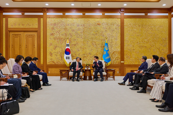왕이 中외교부장 접견하는 이재명 대통령