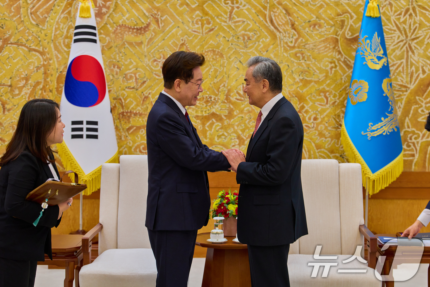(서울=뉴스1) 허경 기자 = 이재명 대통령이 20일 청와대에서 왕이 중국 공산당 중앙정치국 위원 겸 외교부장을 접견하고 있다. (청와대 제공. 재판매 및 DB 금지) 2026.8 …