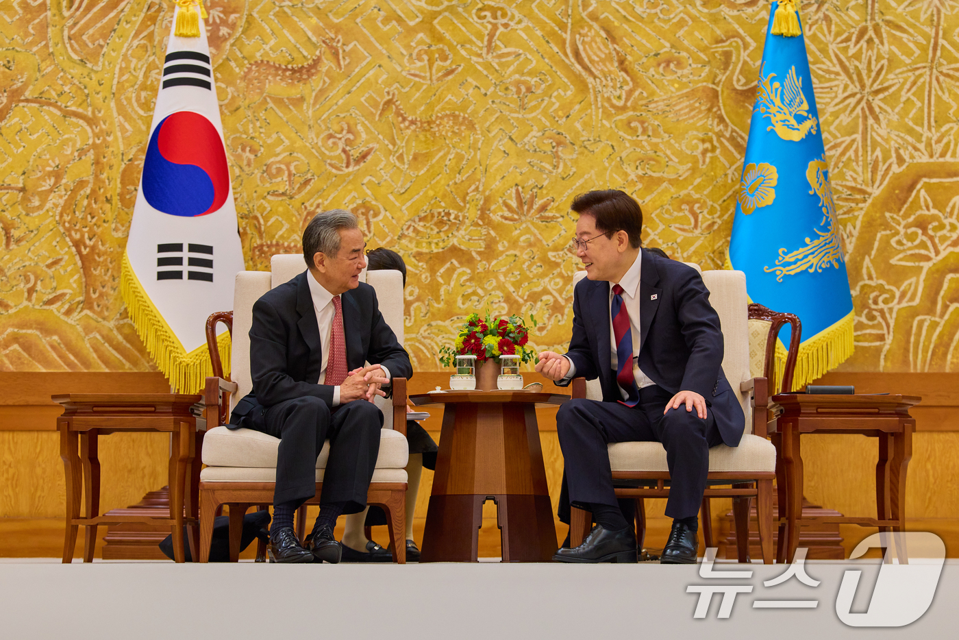 (서울=뉴스1) 허경 기자 = 이재명 대통령이 20일 청와대에서 왕이 중국 공산당 중앙정치국 위원 겸 외교부장을 접견하고 있다. (청와대 제공. 재판매 및 DB 금지) 2026.8 …