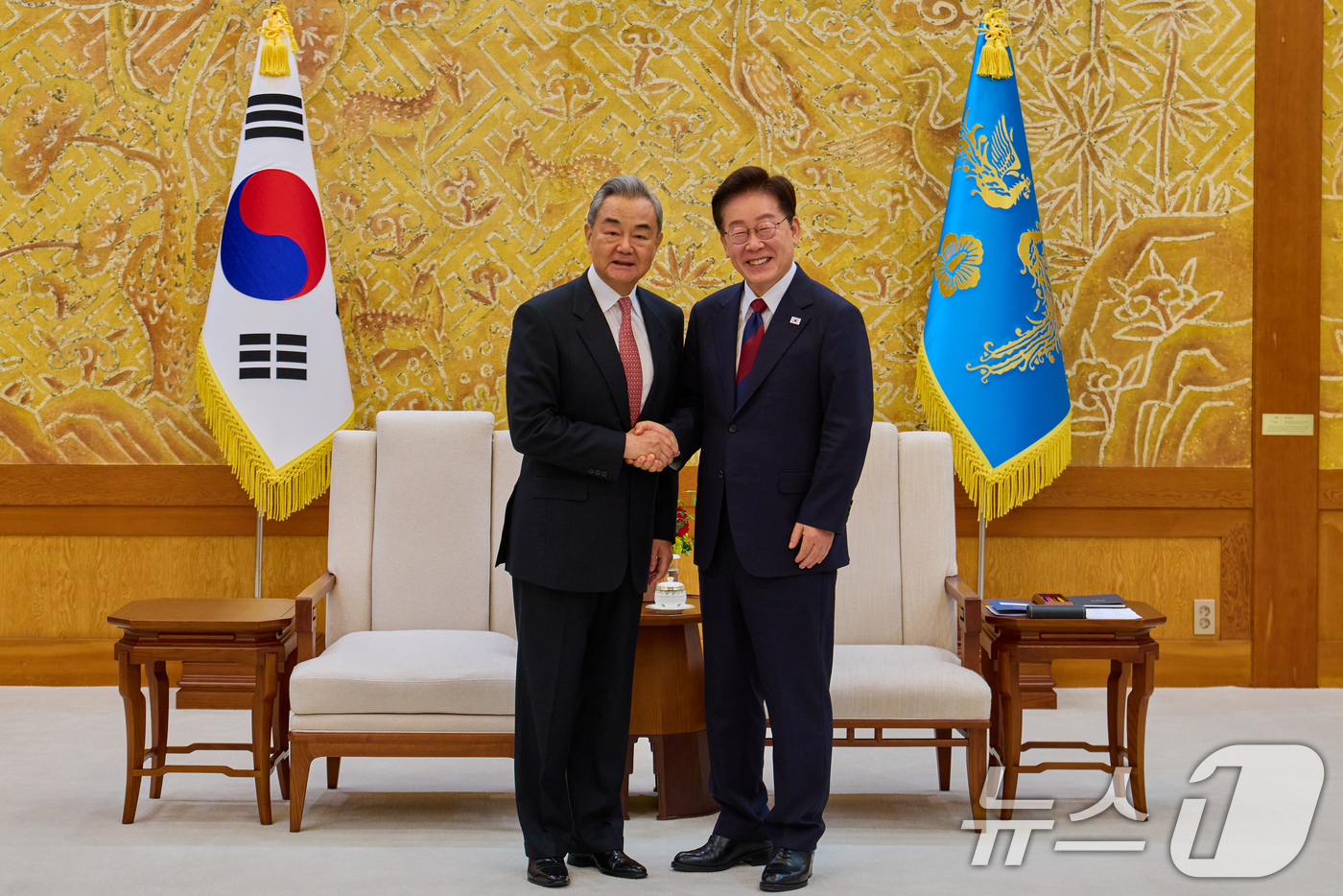 (서울=뉴스1) 허경 기자 = 이재명 대통령이 20일 청와대에서 왕이 중국 공산당 중앙정치국 위원 겸 외교부장을 접견하고 있다. (청와대 제공. 재판매 및 DB 금지) 2026.8 …