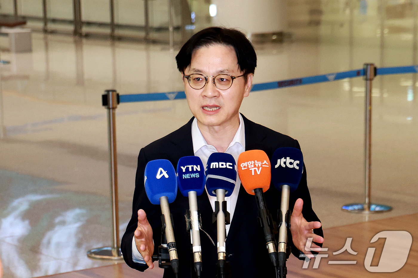 (인천공항=뉴스1) 이호윤 기자 = 김정관 산업통상부 장관이 대미 투자 프로젝트 및 한·미 통상 현안 협의를 마치고 20일 인천국제공항 2터미널을 통해 귀국해 취재진 질문에 답하고 …