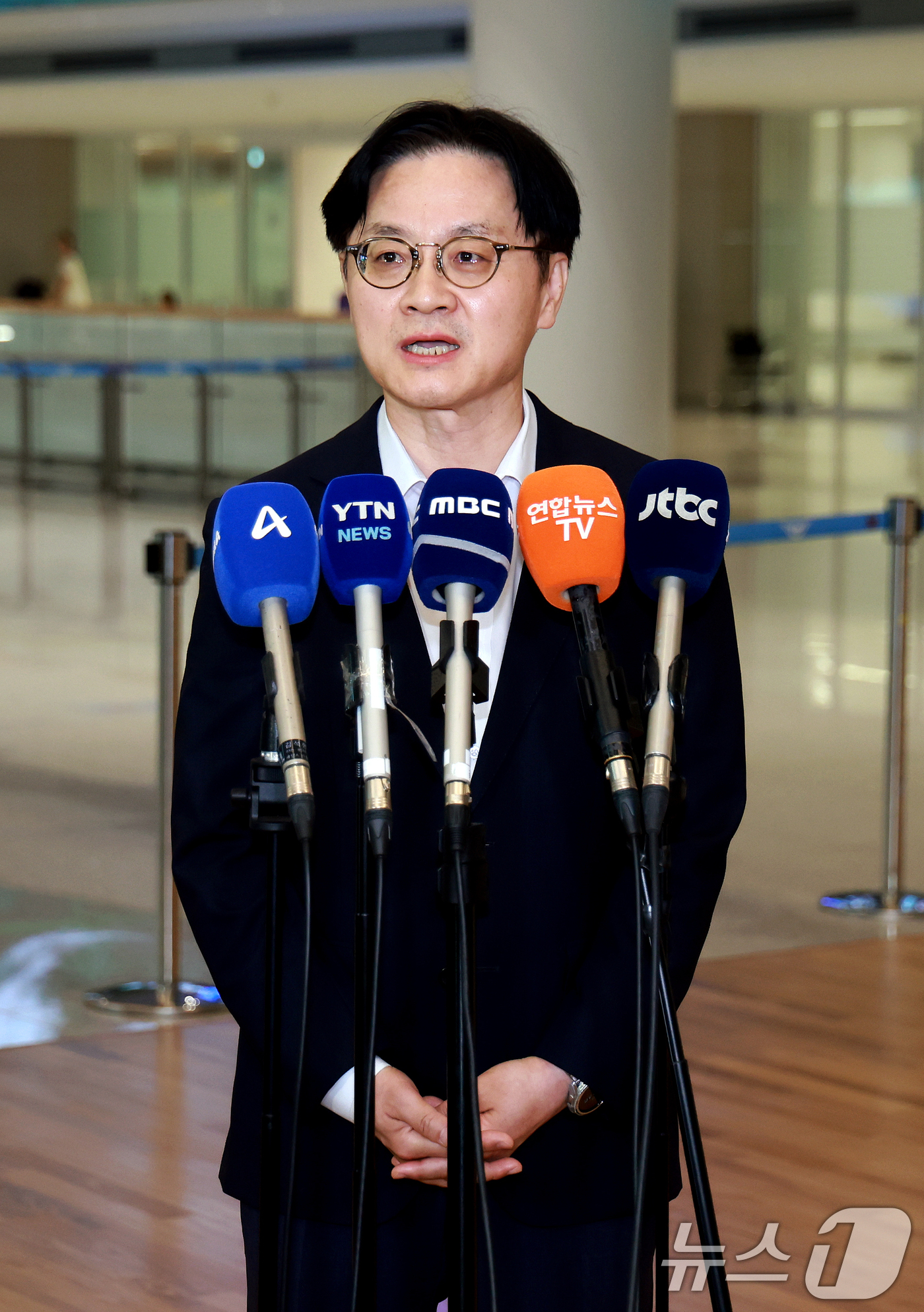 (인천공항=뉴스1) 이호윤 기자 = 김정관 산업통상부 장관이 대미 투자 프로젝트 및 한·미 통상 현안 협의를 마치고 20일 인천국제공항 2터미널을 통해 귀국해 취재진 질문에 답하고 …