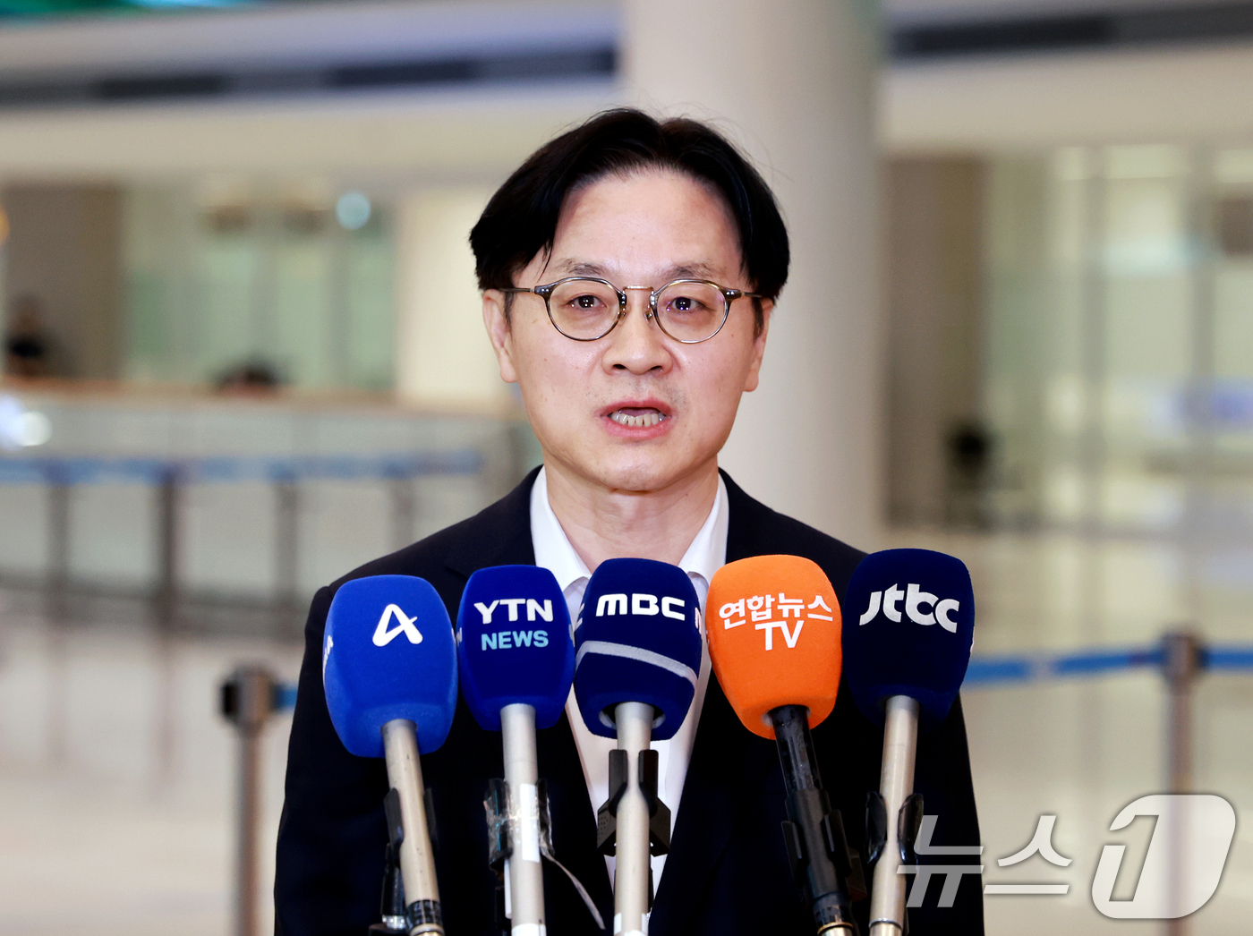(인천공항=뉴스1) 이호윤 기자 = 김정관 산업통상부 장관이 대미 투자 프로젝트 및 한·미 통상 현안 협의를 마치고 20일 인천국제공항 2터미널을 통해 귀국해 취재진 질문에 답하고 …