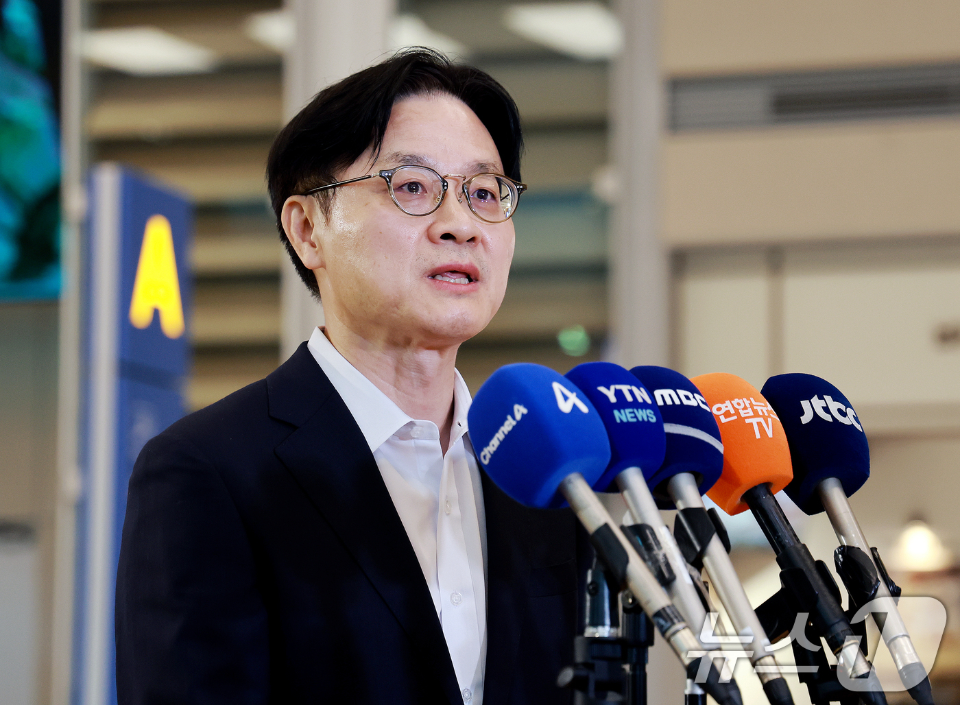 (인천공항=뉴스1) 이호윤 기자 = 김정관 산업통상부 장관이 대미 투자 프로젝트 및 한·미 통상 현안 협의를 마치고 20일 인천국제공항 2터미널을 통해 귀국해 취재진 질문에 답하고 …