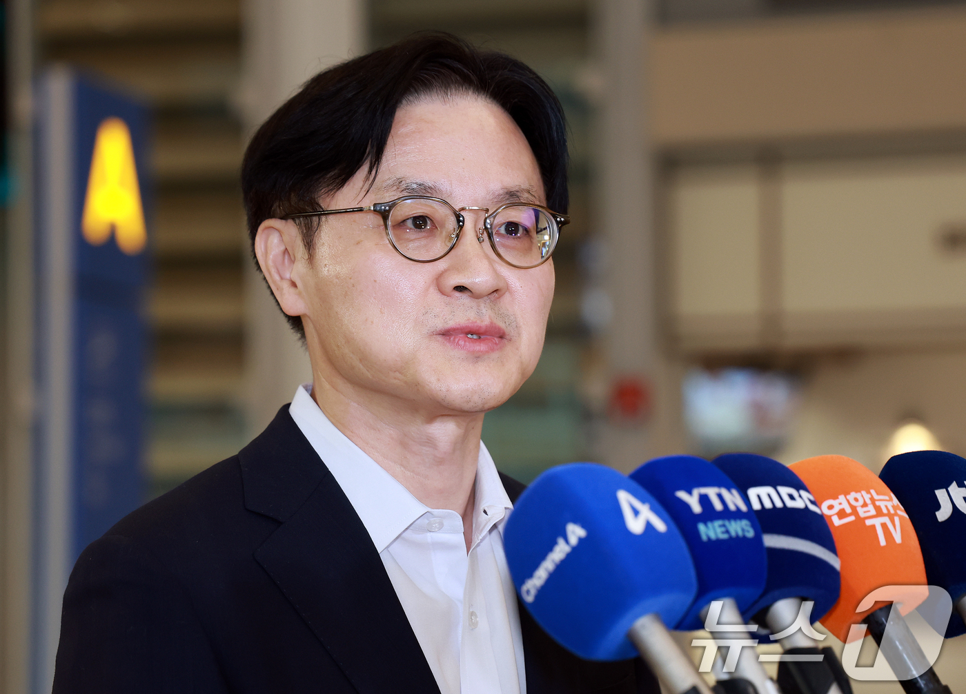 (인천공항=뉴스1) 이호윤 기자 = 김정관 산업통상부 장관이 대미 투자 프로젝트 및 한·미 통상 현안 협의를 마치고 20일 인천국제공항 2터미널을 통해 귀국해 취재진 질문에 답하고 …