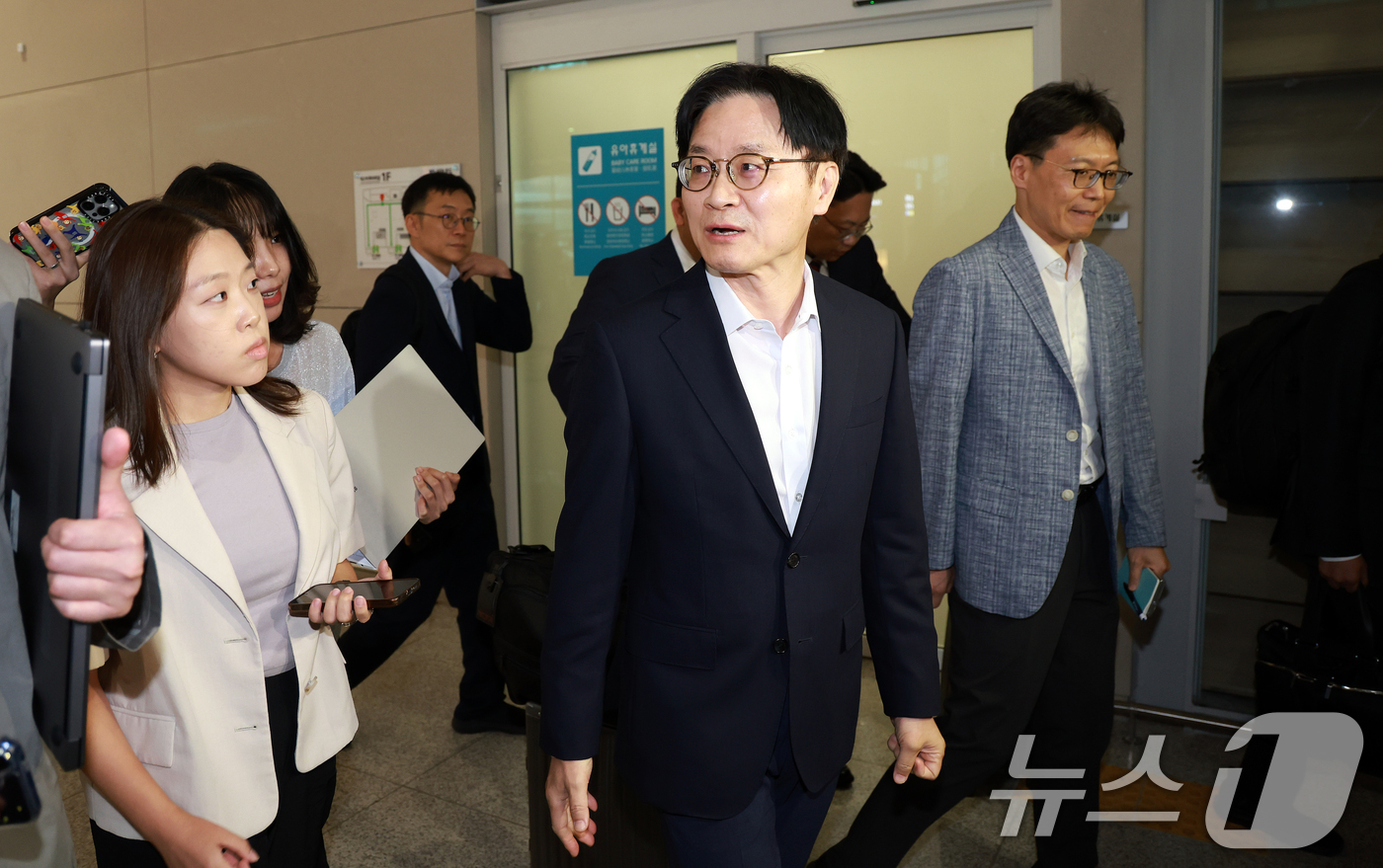 (인천공항=뉴스1) 이호윤 기자 = 김정관 산업통상부 장관이 대미 투자 프로젝트 및 한·미 통상 현안 협의를 마치고 20일 인천국제공항 2터미널을 통해 귀국해 취재진 질문에 답하고 …