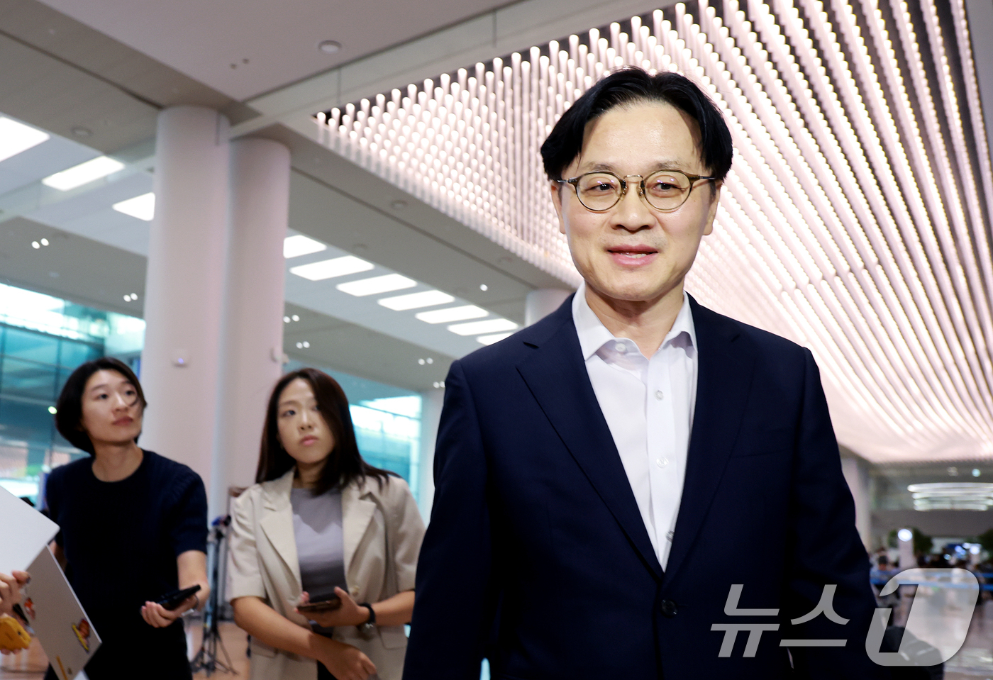 (인천공항=뉴스1) 이호윤 기자 = 김정관 산업통상부 장관이 대미 투자 프로젝트 및 한·미 통상 현안 협의를 마치고 20일 인천국제공항 2터미널을 통해 귀국하고 있다. 2026.8 …
