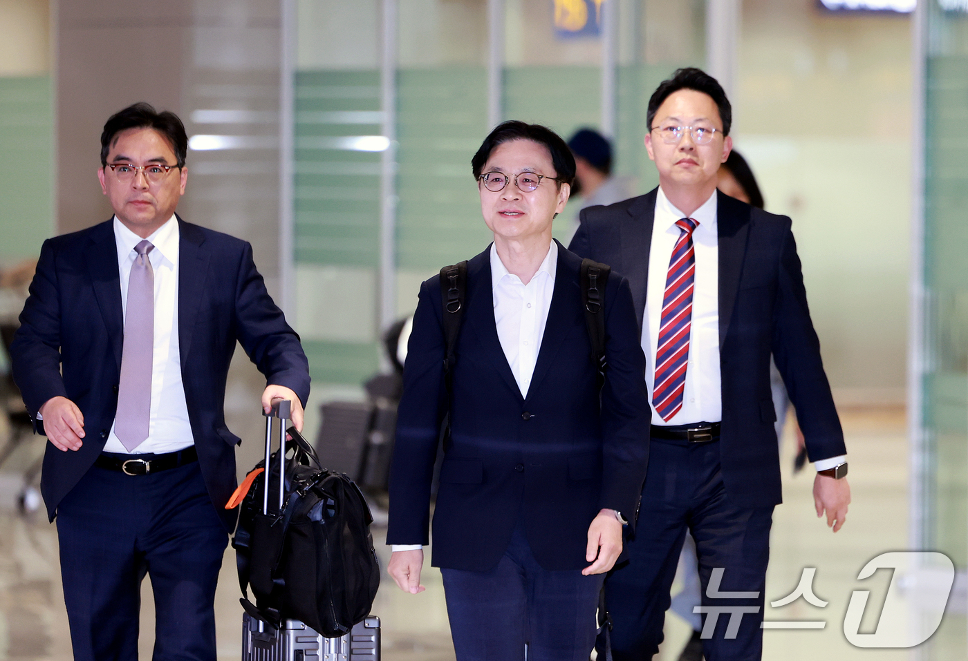 (인천공항=뉴스1) 이호윤 기자 = 김정관 산업통상부 장관이 대미 투자 프로젝트 및 한·미 통상 현안 협의를 마치고 20일 인천국제공항 2터미널을 통해 귀국하고 있다. 2026.8 …