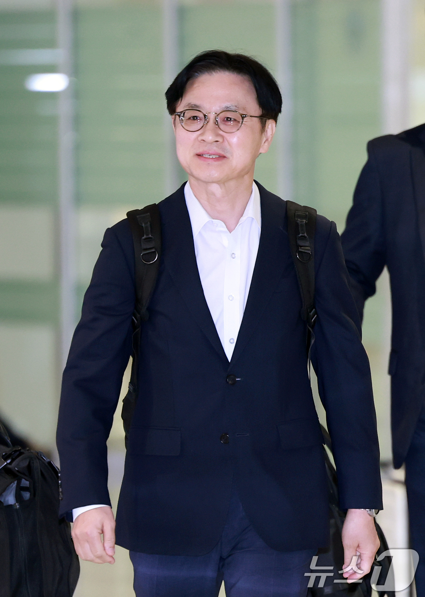 (인천공항=뉴스1) 이호윤 기자 = 김정관 산업통상부 장관이 대미 투자 프로젝트 및 한·미 통상 현안 협의를 마치고 20일 인천국제공항 2터미널을 통해 귀국하고 있다. 2026.8 …