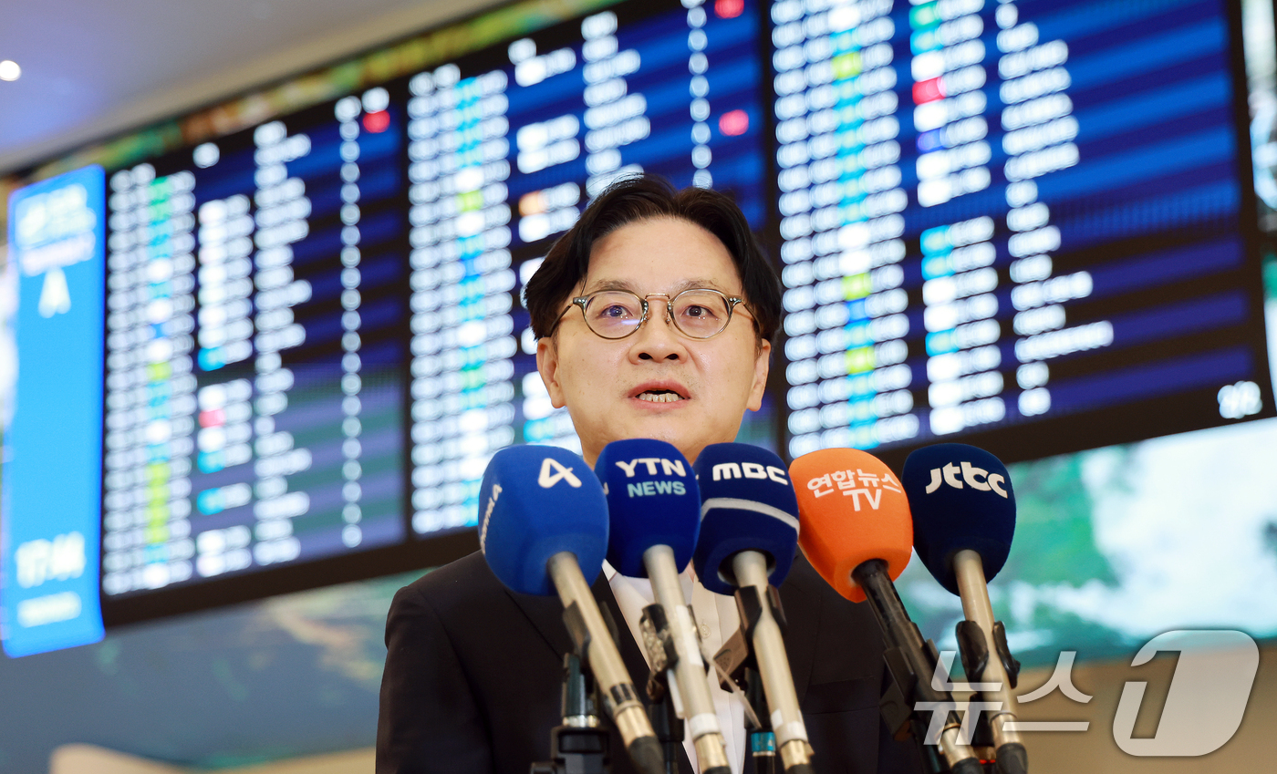 (인천공항=뉴스1) 이호윤 기자 = 김정관 산업통상부 장관이 대미 투자 프로젝트 및 한·미 통상 현안 협의를 마치고 20일 인천국제공항 2터미널을 통해 귀국해 취재진 질문에 답하고 …
