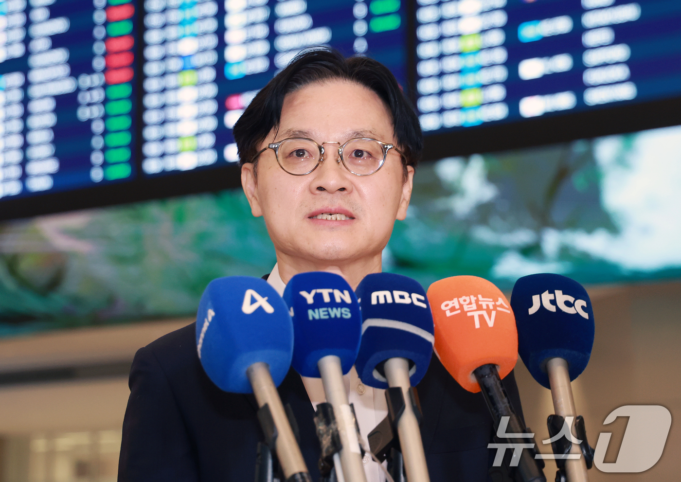 (인천공항=뉴스1) 이호윤 기자 = 김정관 산업통상부 장관이 대미 투자 프로젝트 및 한·미 통상 현안 협의를 마치고 20일 인천국제공항 2터미널을 통해 귀국해 취재진 질문에 답하고 …