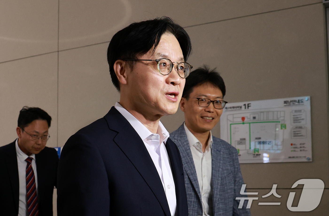 (인천공항=뉴스1) 이호윤 기자 = 김정관 산업통상부 장관이 대미 투자 프로젝트 및 한·미 통상 현안 협의를 마치고 20일 인천국제공항 2터미널을 통해 귀국하고 있다. 2026.8 …