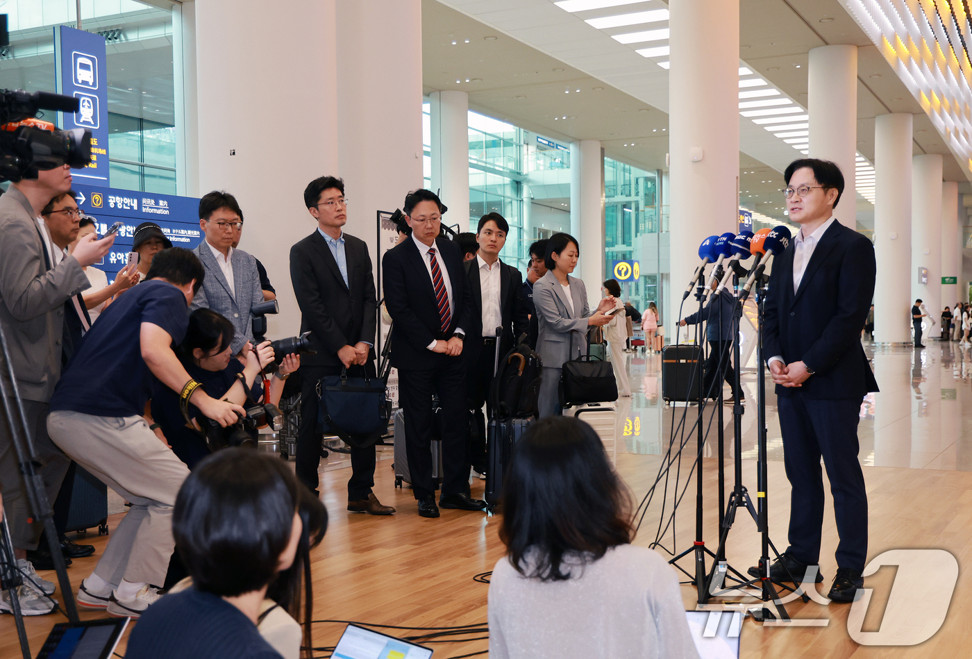 (인천공항=뉴스1) 이호윤 기자 = 김정관 산업통상부 장관이 대미 투자 프로젝트 및 한·미 통상 현안 협의를 마치고 20일 인천국제공항 2터미널을 통해 귀국해 취재진 질문에 답하고 …