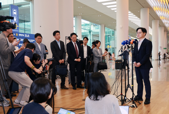 취재진 질문에 답하는 김정관 장관