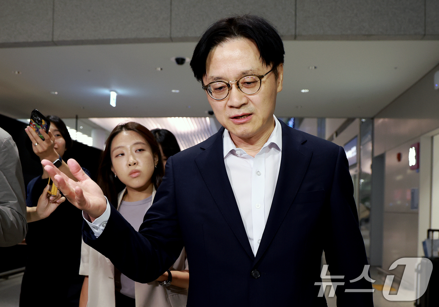 (인천공항=뉴스1) 이호윤 기자 = 김정관 산업통상부 장관이 대미 투자 프로젝트 및 한·미 통상 현안 협의를 마치고 20일 인천국제공항 2터미널을 통해 귀국해 취재진 질문에 답하고 …