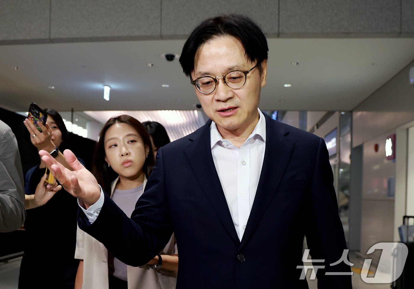 본문 이미지 - 김정관 산업통상부 장관이 대미 투자 프로젝트 및 한·미 통상 현안 협의를 마치고 지난달 20일 인천국제공항 2터미널을 통해 귀국해 취재진 질문에 답하고 있다. 2026.8.20 ⓒ 뉴스1 이호윤 기자