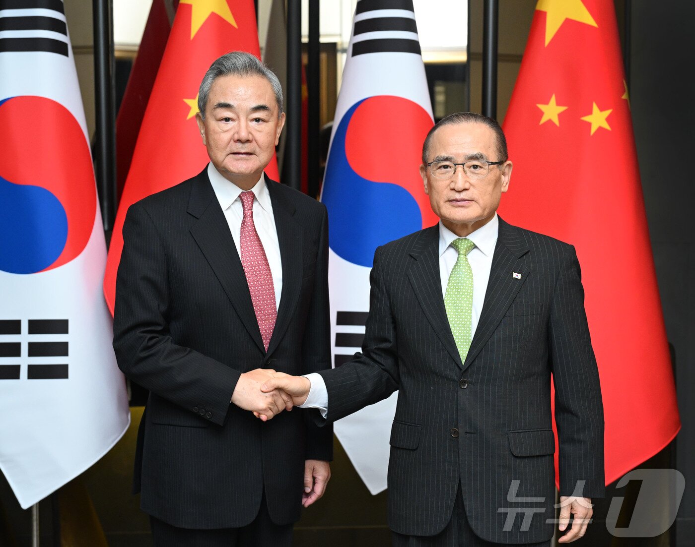 본문 이미지 - 위성락 국가안보실장이 20일 왕이 중국공산당 중앙외사판공실 주임 겸 외교부장과 회담에 앞서 악수하고 있다. (청와대 제공. 재판매 및 DB 금지) 2026.8.20 ⓒ 뉴스1 허경 기자