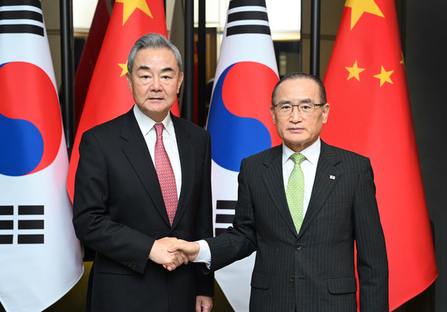中 왕이 "韓, 전략적 자주 실현…美, 적대적 대북 정책 포기해야"