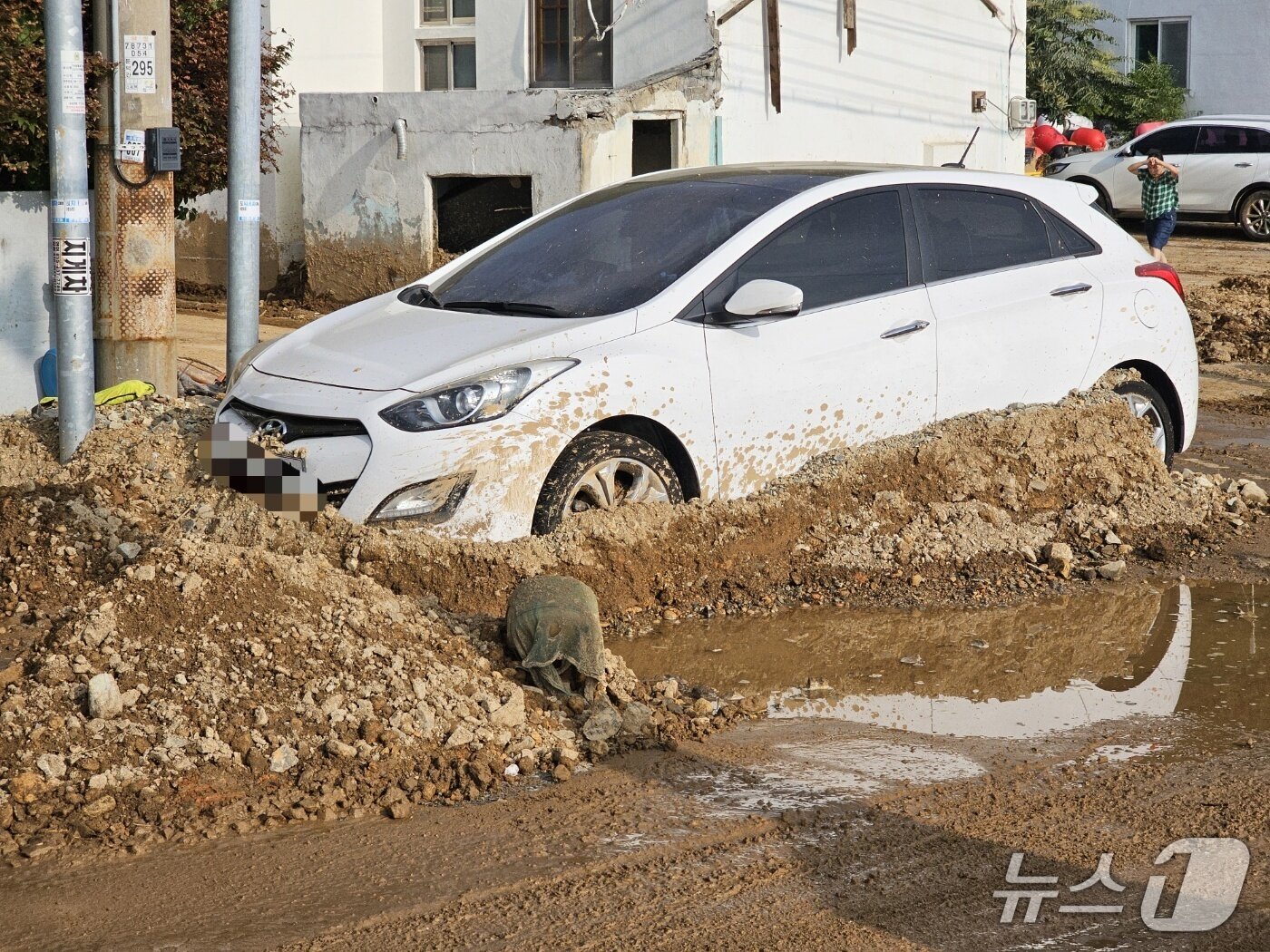 본문 이미지 - 20일 오후 거제시 둔덕면 어구마을에 승용차가 토사에 묻혀 있다. 2026.8.20 ⓒ 뉴스1 박민석 기자