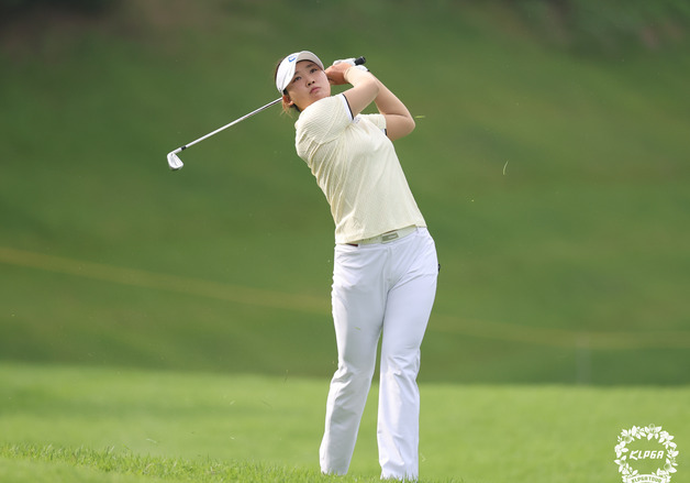 '4승 도전' 김민솔, KLPGA 챔피언십 첫날 한 타 차 2위(종합)