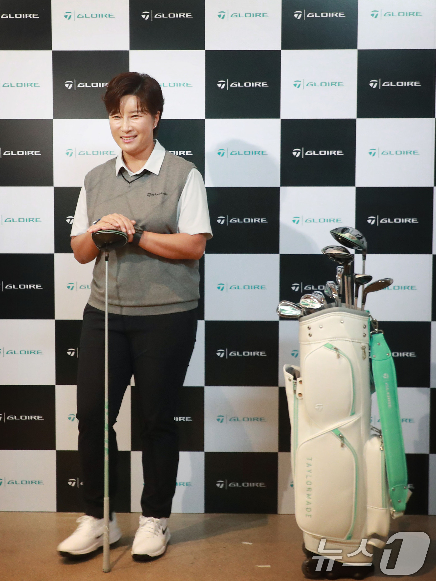 (서울=뉴스1) = 박세리가 20일 서울 성수동 코사이어티에서 열린 테일러메이드 골프 브랜드 '글로리27(GLOIRE 27)' 공개 행사에서 포즈를 취하고 있다. (테일러메이드 제 …