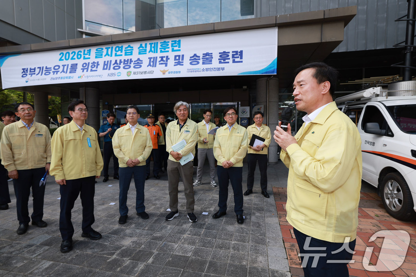 (서울=뉴스1) = 김종철 방송미디어통신위원장(오른쪽)이 20일 광주시청자미디어센터를 방문해 '2026년 을지연습'의 일환으로 전시 비상방송 제작·송출 훈련을 실시하고 있다. (방 …