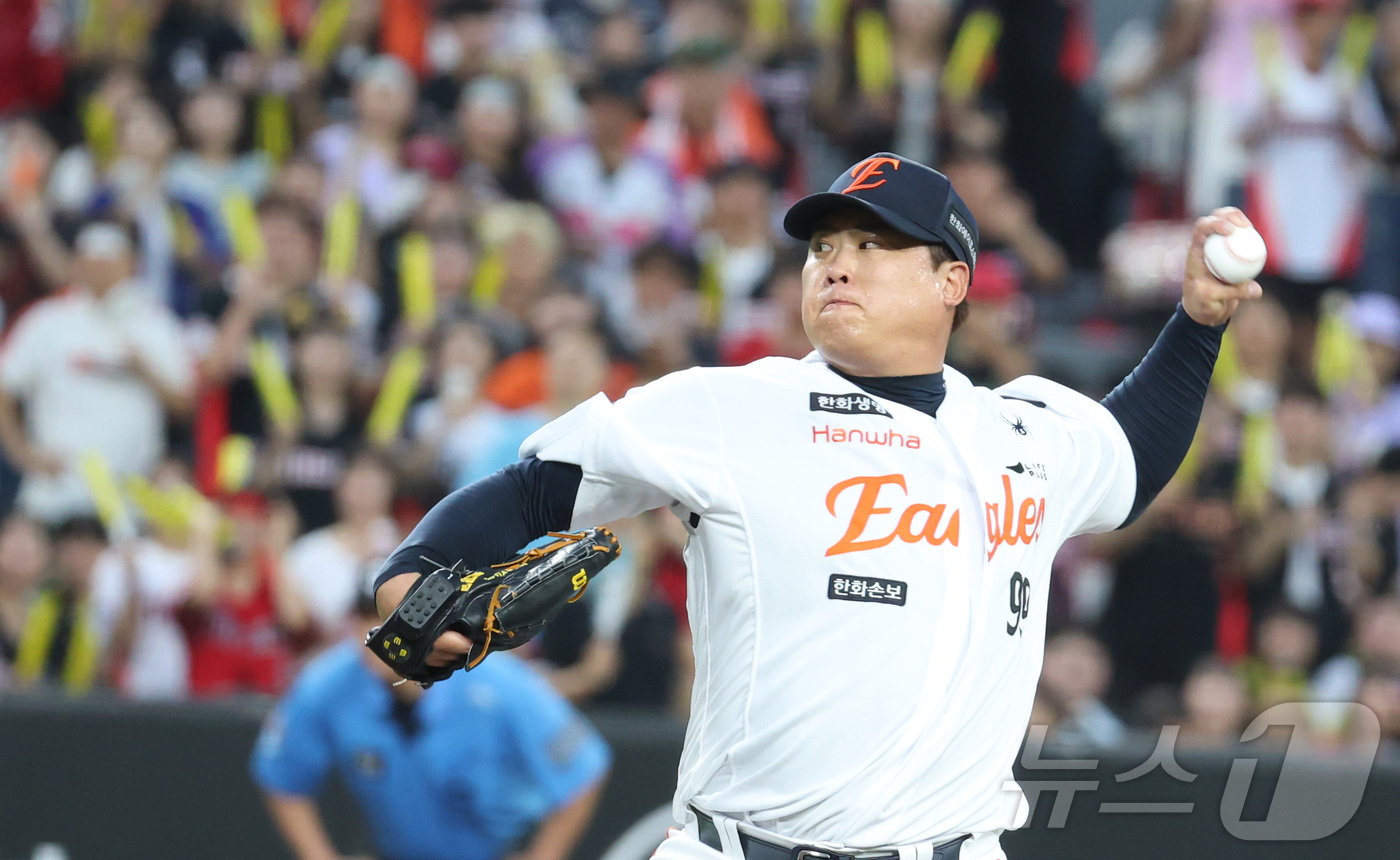 (대전=뉴스1) 김기남 기자 = 20일 대전 한화생명볼파크에서 열린 2026 신한 SOL KBO리그 기아 타이거즈와 한화 이글스의 경기에서 한화 선발 류현진이 투구하고 있다. 20 …