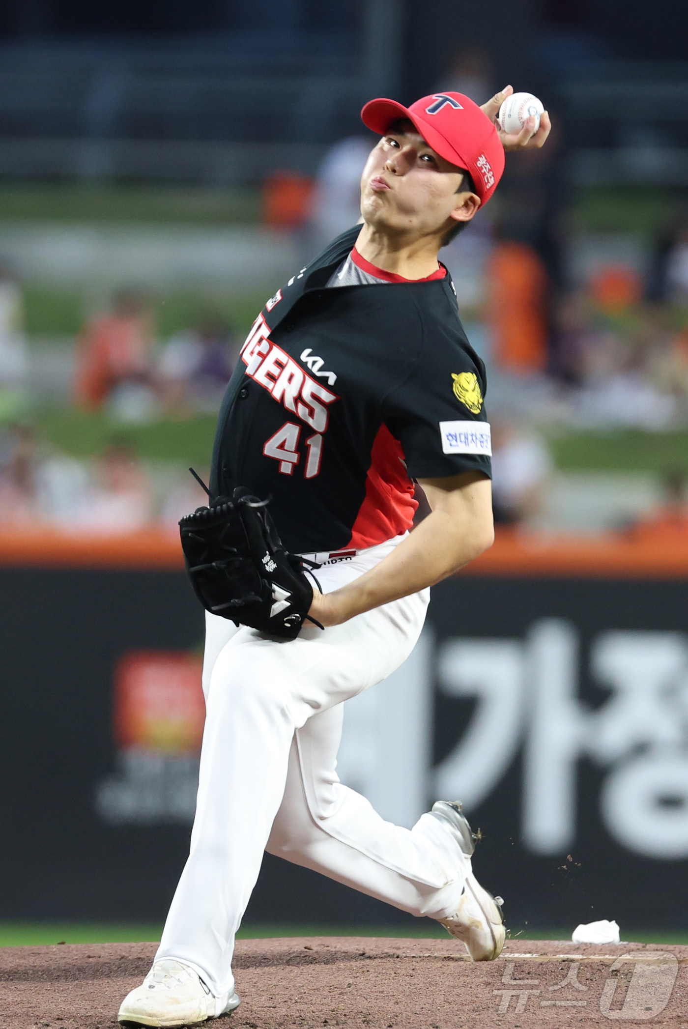 (대전=뉴스1) 김기남 기자 = 20일 대전 한화생명볼파크에서 열린 2026 신한 SOL KBO리그 기아 타이거즈와 한화 이글스의 경기에서 기아 선발 황동하가 투구하고 있다. 20 …