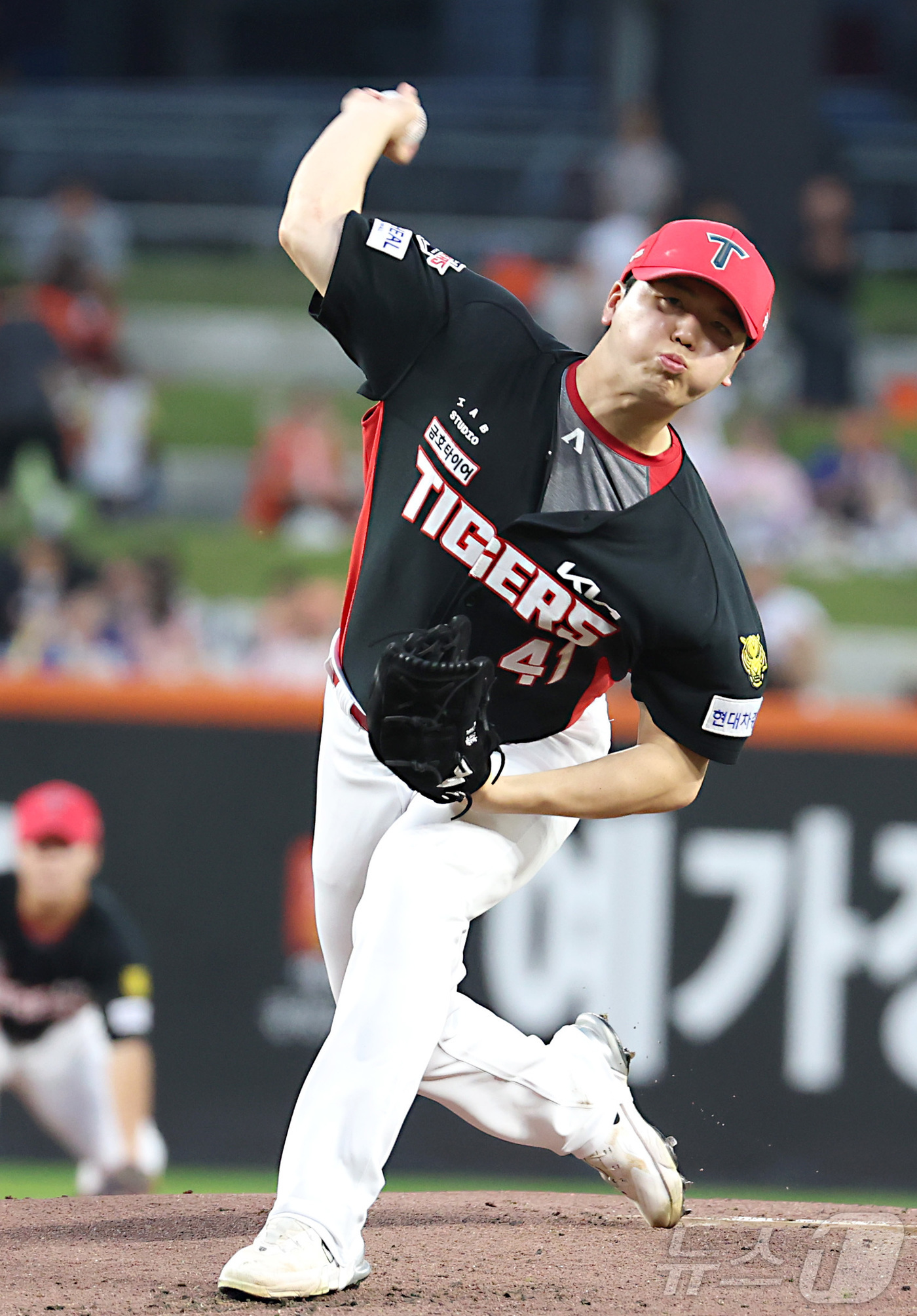 (대전=뉴스1) 김기남 기자 = 20일 대전 한화생명볼파크에서 열린 2026 신한 SOL KBO리그 기아 타이거즈와 한화 이글스의 경기에서 기아 선발 황동하가 투구하고 있다. 20 …
