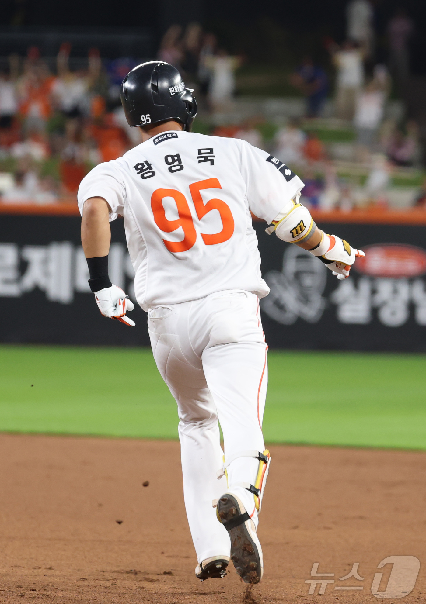 (대전=뉴스1) 김기남 기자 = 20일 대전 한화생명볼파크에서 열린 2026 신한 SOL KBO리그 기아 타이거즈와 한화 이글스의 경기에서 한화 황영묵이 2회말 2사 1루에서 2점 …