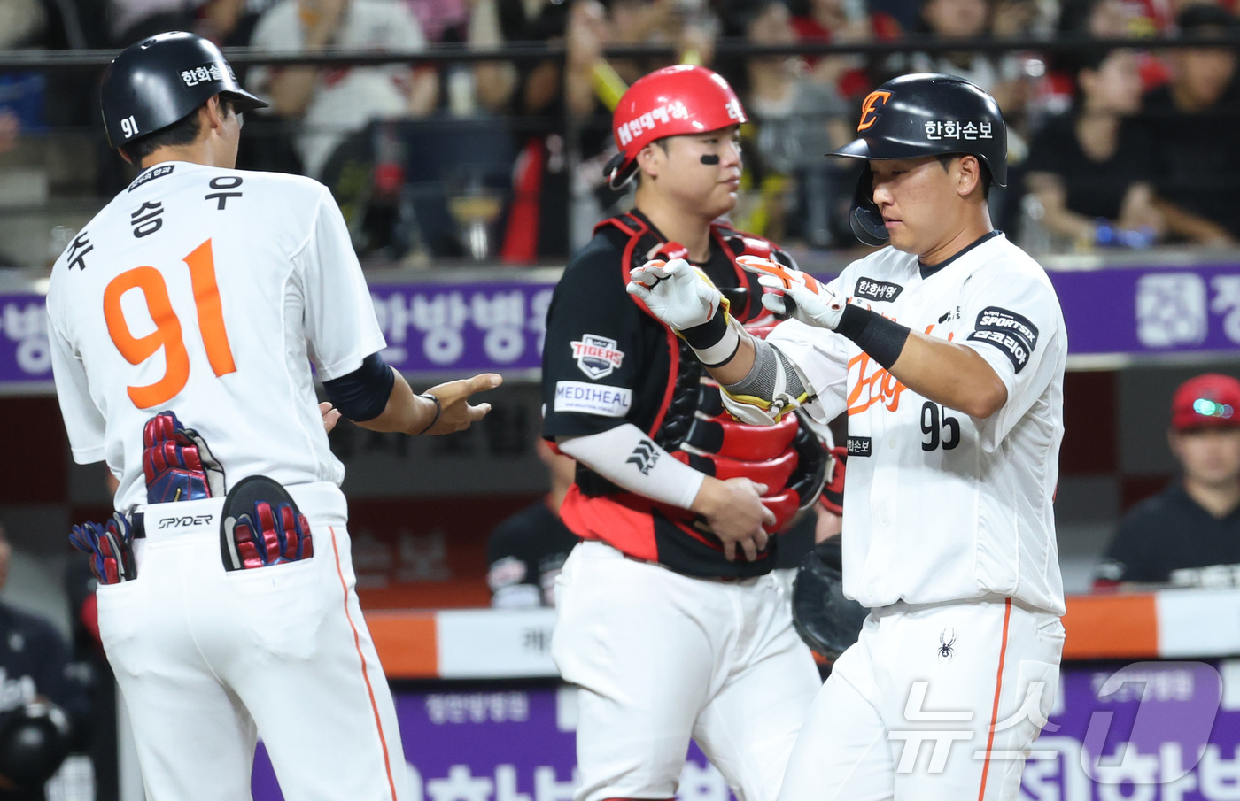 (대전=뉴스1) 김기남 기자 = 20일 대전 한화생명볼파크에서 열린 2026 신한 SOL KBO리그 기아 타이거즈와 한화 이글스의 경기에서 한화 황영묵이 2회말 2사 1루에서 2점 …