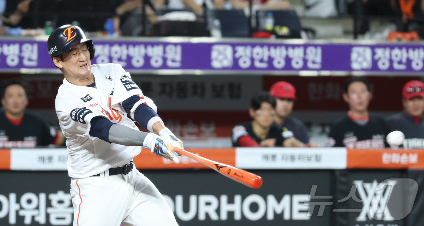 (대전=뉴스1) 김기남 기자 = 20일 대전 한화생명볼파크에서 열린 2026 신한 SOL KBO리그 기아 타이거즈와 한화 이글스의 경기에서 한화 최재훈이 2회말 안타를 치고 있다. …