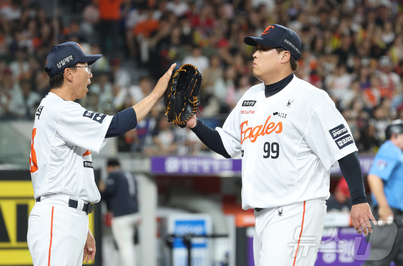 (대전=뉴스1) 김기남 기자 = 20일 대전 한화생명볼파크에서 열린 2026 신한 SOL KBO리그 기아 타이거즈와 한화 이글스의 경기에서 한화 선발 류현진이 호투하며 더그아웃에 …