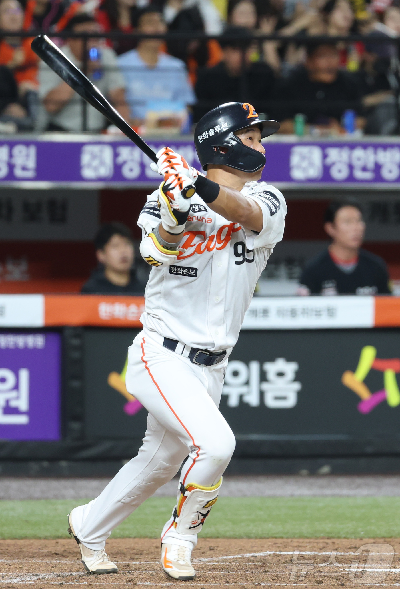 (대전=뉴스1) 김기남 기자 = 20일 대전 한화생명볼파크에서 열린 2026 신한 SOL KBO리그 기아 타이거즈와 한화 이글스의 경기에서 한화 황영묵이 2회말 2사 1루에서 2점 …