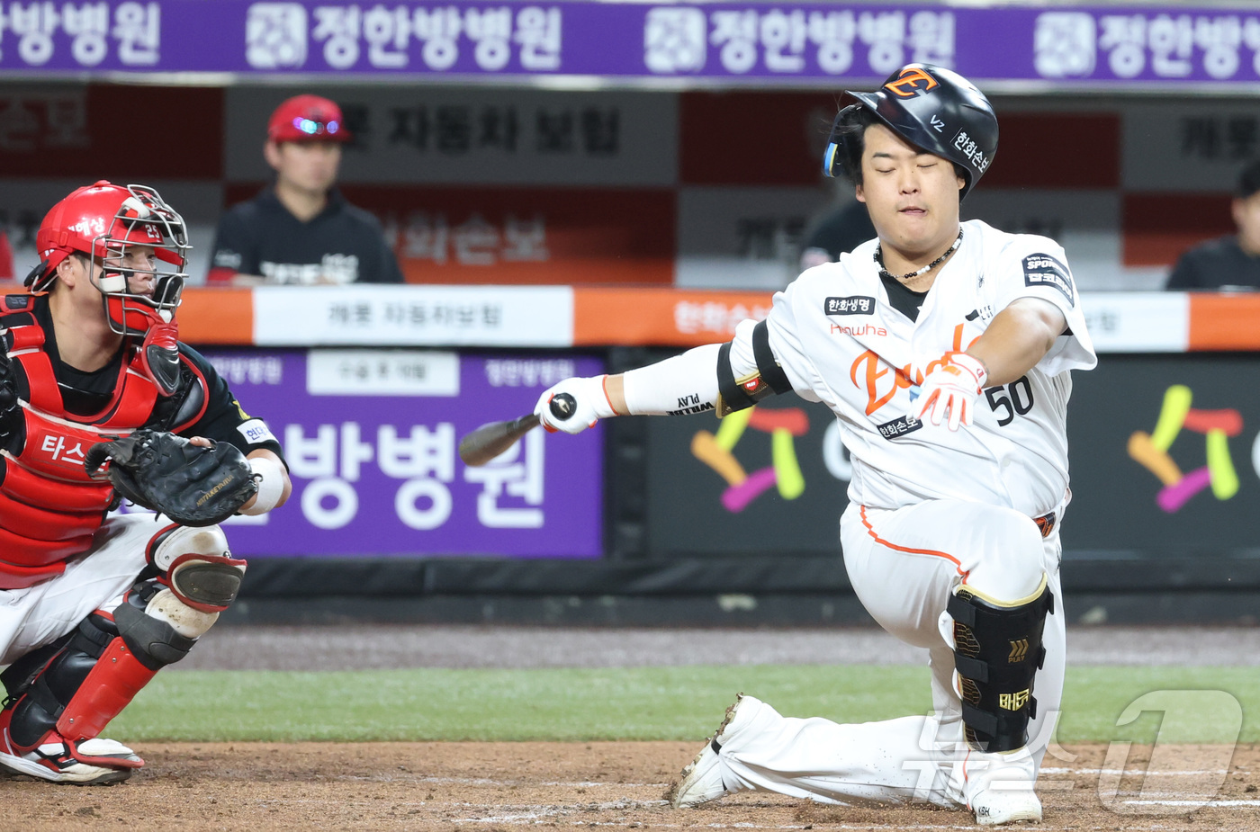 (대전=뉴스1) 김기남 기자 = 20일 대전 한화생명볼파크에서 열린 2026 신한 SOL KBO리그 기아 타이거즈와 한화 이글스의 경기에서 한화 강백호가 헛스윙 하며 헬멧이 벗겨지 …
