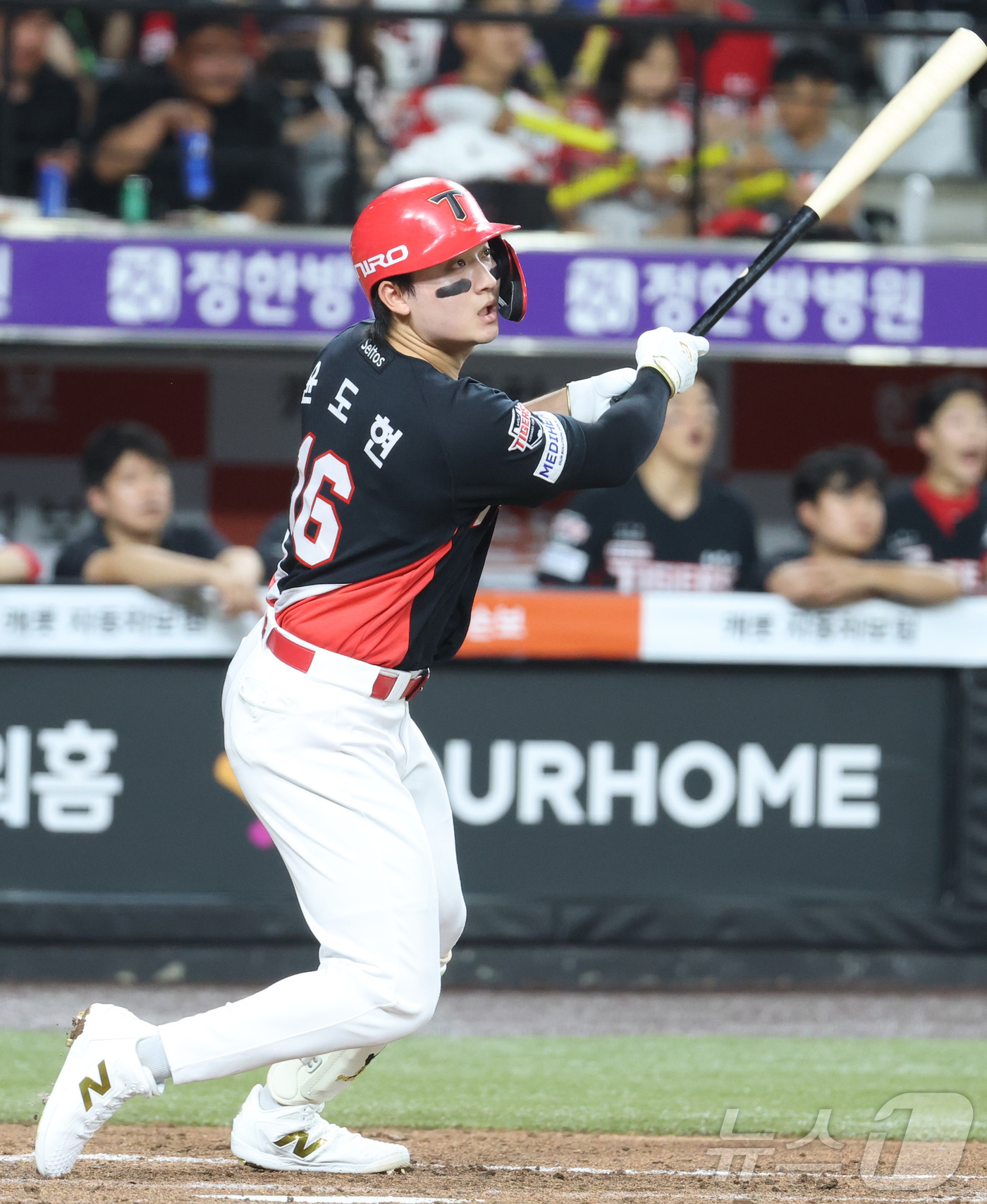 (대전=뉴스1) 김기남 기자 = 20일 대전 한화생명볼파크에서 열린 2026 신한 SOL KBO리그 기아 타이거즈와 한화 이글스의 경기에서 기아 윤도현이 4회초 희생 플라이를 치고 …
