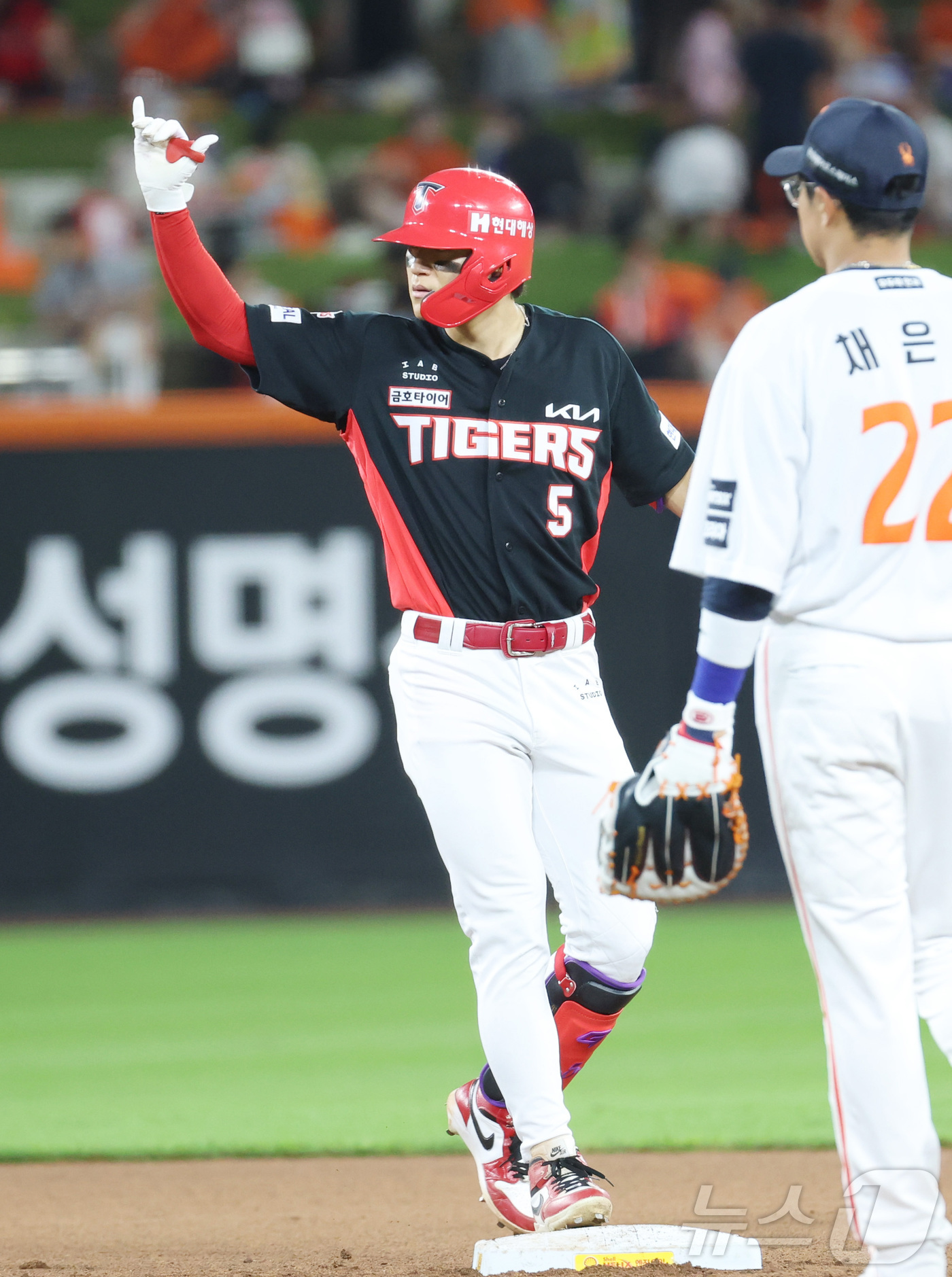 (대전=뉴스1) 김기남 기자 = 20일 대전 한화생명볼파크에서 열린 2026 신한 SOL KBO리그 기아 타이거즈와 한화 이글스의 경기에서 6회초 기아 김도영이 2루타를 치고 있다 …